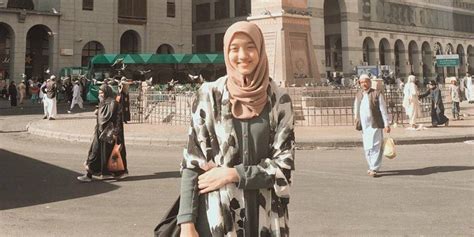 Potret Aisha Putri Sulung Duta Sheila On 7 Tampil Berhijab Saat Wisuda