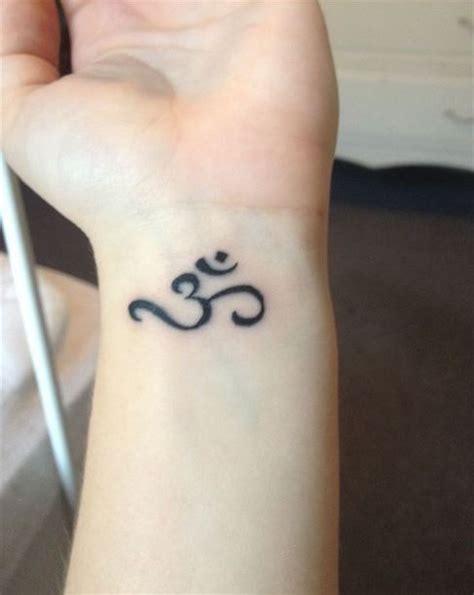 Oṃ, ॐ , ओ३म्) is a sacred sound and a spiritual symbol in indian religions. Símbolo Om - Tatuajes para Mujeres
