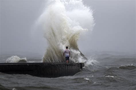 Tropical Storm Crashes Onto Us Gulf Coast Amid Flood Threat
