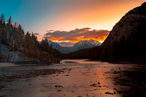 Bow River at sunrise! Banff, Alberta, Canada. (OC) [5700x3800] : EarthPorn