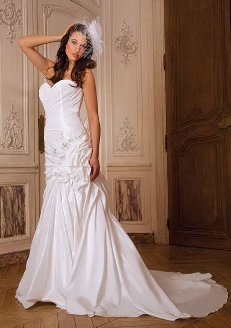 L'abbigliamento all'uncinetto si sposa bene con i look boho chic, grazie alla sua aria folk e retrò, mentre il ricamo si presta a interpretazioni più preziose: Vestiti da sposa punto zero