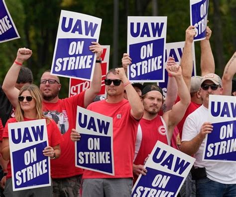 Uaw Stops Expanding Strikes After Gm Concession