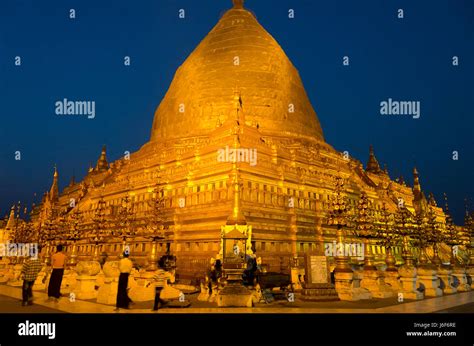 Shwezigon Pagoda At Night Bagan Myanmar Stock Photo Alamy