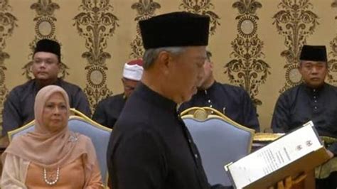 Pm malaysia berusia 92 tahun itu. Muhyiddin Yassin Dilantik Menjadi Perdana Menteri Malaysia
