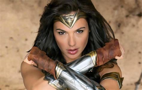 Gal Gadot Hid Her Pregnancy While Filming Wonder Woman To Avoid Different Treatment Glamour