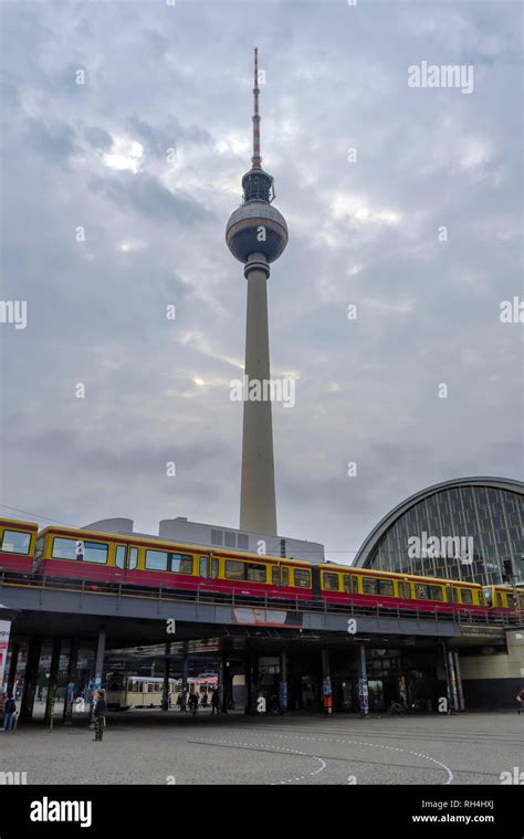 Berliner Fernsehturm Und U Bahn Zum Alexanderplatz Stockfotografie Alamy