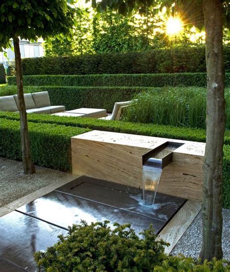 Terraza urbana con fuentes y detalles de forja. Las fuentes de agua para la decoración del jardín - Natural Gardens | Jardines modernos ...