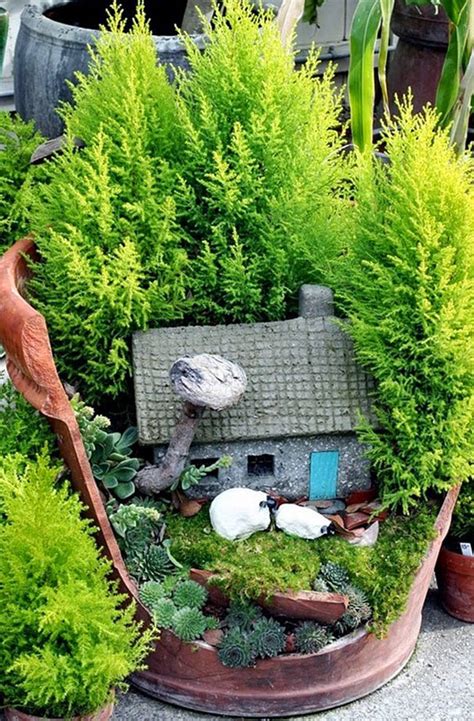 Fairy gardens are miniature gardens decorated with small structures, models, and living plants. Broken Pots Turned Into Beautiful Fairy Gardens | My99Post