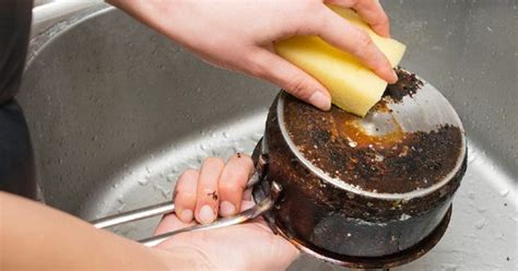 Apprenez à nettoyer le fond des casseroles et des poêles pour leur