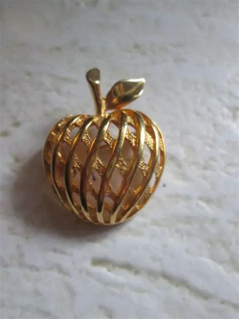 Apple Fruit Gold Tone Lapel Pin Brooch Vintage Cross Hatch Weave