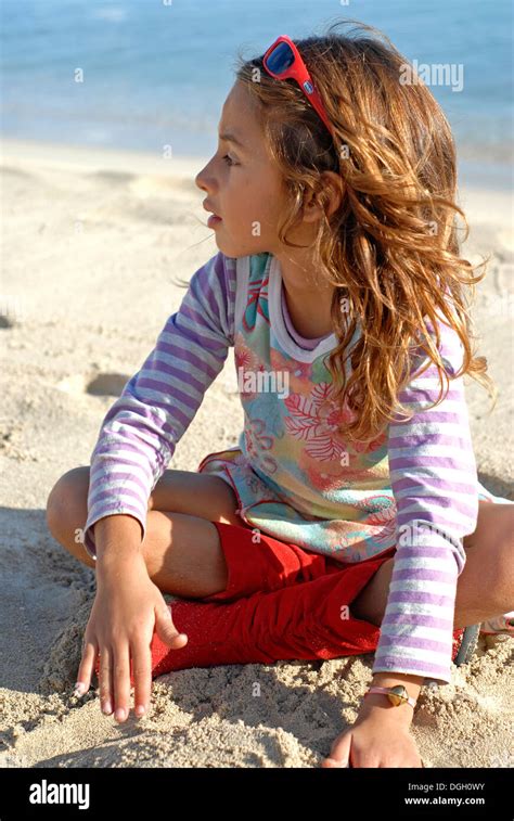 Süße Brasilianische Sieben Jahre Alte Mädchen Am Strand Stockfotografie Alamy