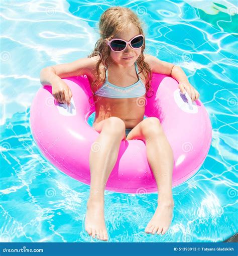 Meisje Op Opblaasbare Ring In Zwembad Stock Afbeelding Image Of