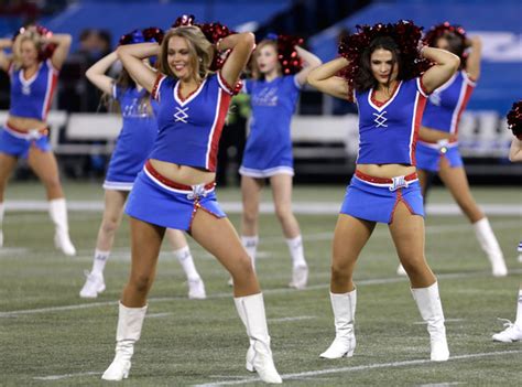 This Cheerleader S Wardrobe Malfunction Might Just Be The Funniest Thing You See Today E News
