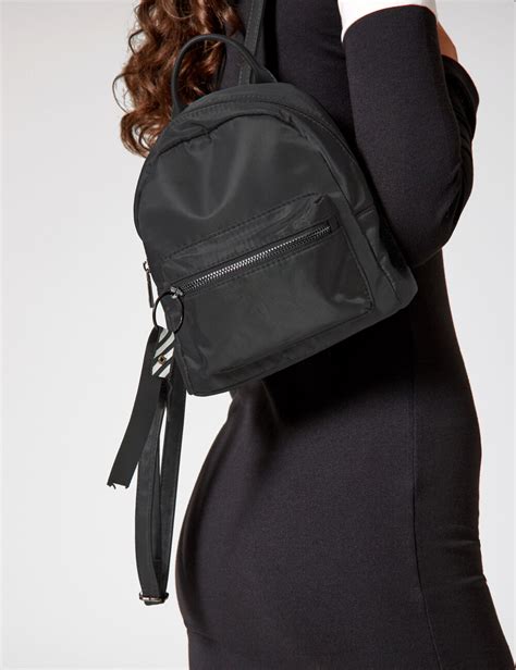 Un sac à dos noir va avec toutes les tenues et est facile à emporter. Petit sac à dos à breloques noir femme • Jennyfer
