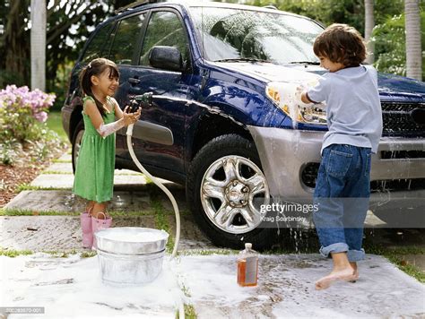 Girl Washing Car On Driveway Smiling Stock Foto Getty Images