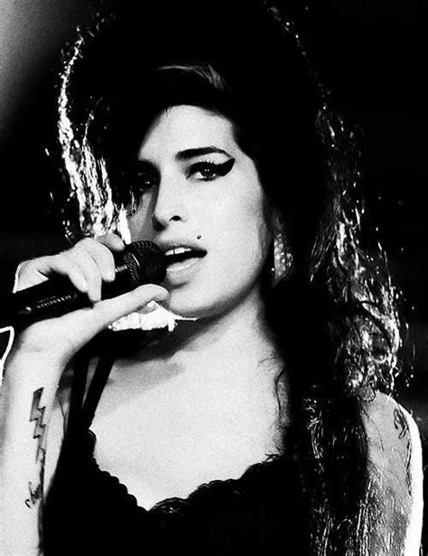 Amy Winehouse And Black And White Image Amy Winehouse Amy Winehouse