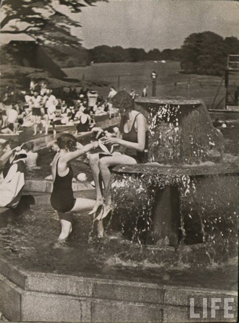 75 Vintage Snapshots That Show What Summer Fun Looked Like From Between ...