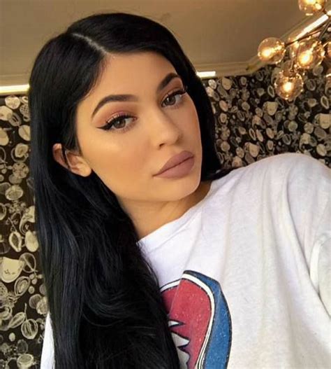 Kylie Jenner Makeup Looks Untitled In 2020 Kylie Jenner Makeup Look Eye Makeup While