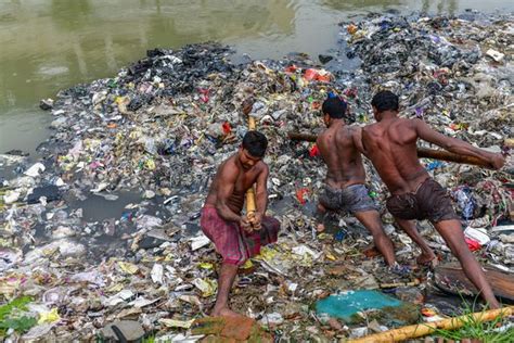 Semoga dengan adanya link download bangladeshi viral video full ini, maka kalian bisa melihat video fullnya. Abaikan Rasa Jijik, Petugas Kebersihan Bangladesh Nekat Terjun ke Sungai Penuh Sampah