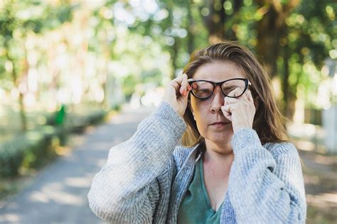 How And Why To Avoid Rubbing Your Eyes Banner Health