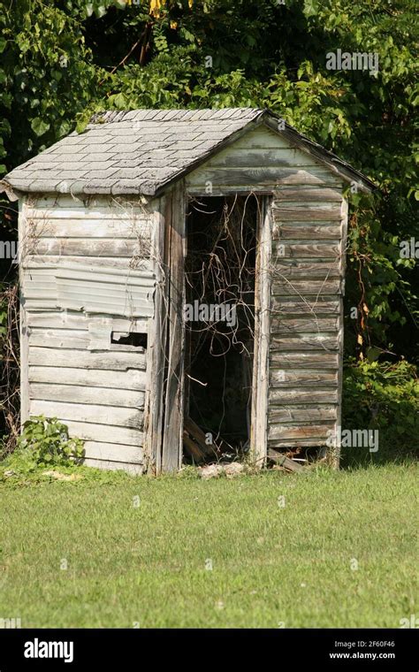 Old Country Outhouse Hi Res Stock Photography And Images Alamy