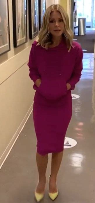 Kelly Ripas Pink Dress Stuns Live Viewers And We Love The Hooded