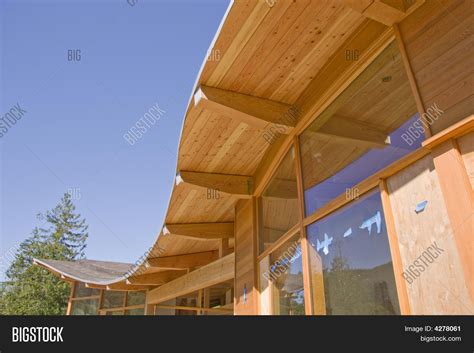 The design of simple roof the curved bottom chord, itself, offers challenges to the designer and fabricator (dealt with in another. Timber Frame House Curved Roof Construction Stock Photo ...
