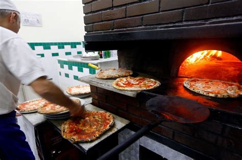 Valse De Pizzas à Naples Pour Célébrer Linscription à Lunesco