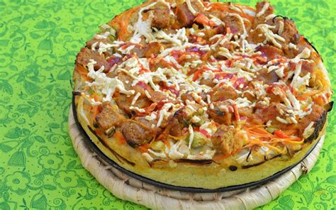 Toss half of the fried seitan bites in the sticky garlic sauce. Buffalo Seitan Deep Dish Pizza Vegan | Deep dish pizza ...