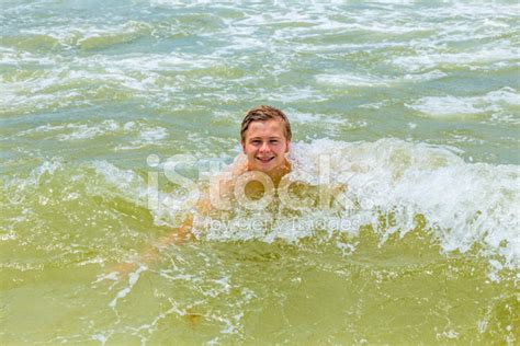 Junge Genießt Schwimmen Im Ozean Stockfoto Lizenzfrei Freeimages