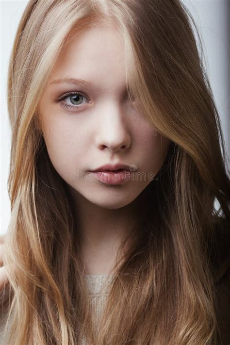 Beau Portrait De L Adolescence Blond De Fille Image Stock Image Du