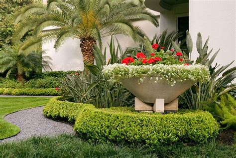 Tropical Landscape Designs That Brings Coolness To Your Place Home