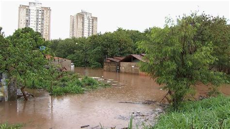 Chuva provoca alagamento em vários pontos de Goiânia G1 Goiás