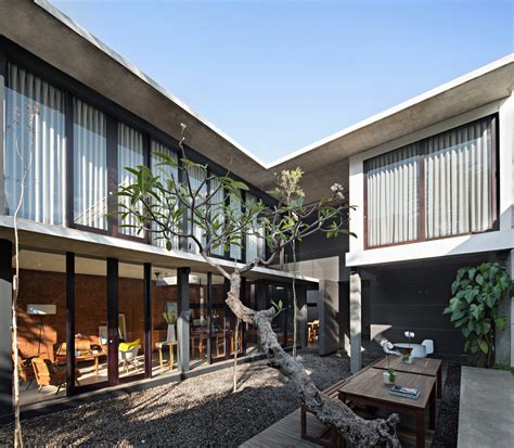 Desain rumah 9 x 15 yang terdiri dari 2 lantai ini adalah desain rumah minimalis tropis yang bisa anda miliki dan siap di laksanakan pembangunannya, toko desain rumah kami menyediakan desain rumah siap bangun dengan berbagai model dan ukuran. Sujiva Living: Memadukan Prinsip Arsitektural Bali ke ...