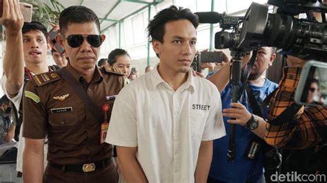 Kompas.com/dian reinis kumampungartis peran jefri nichol mengenakan baju tahanan di polres jakarta selatan, rabu (24/7/2019). Jefri Nichol Dituntut 10 Bulan Penjara