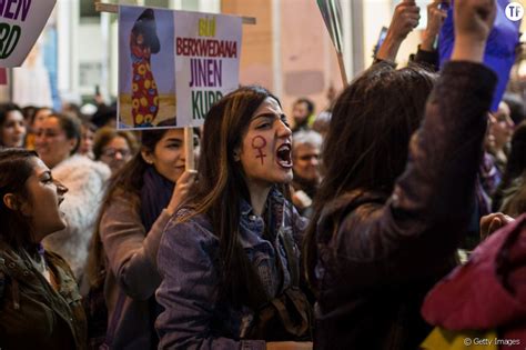 Femmes Manifestant Lors De La Journ E Internationale Des Droits Des