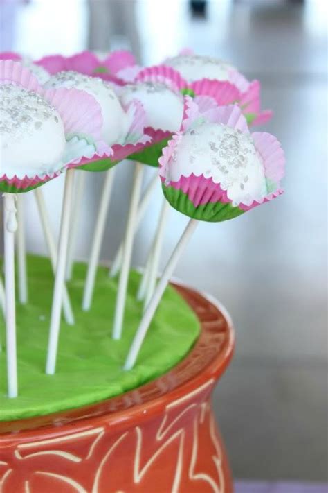 But you can't eat the wooden kinds, so i like them a smoodge less. Strawberry Flower Cake Pops - Big Bear's Wife