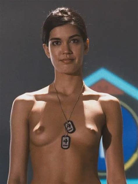 Nicole Salandra Desnuda En Starship Troopers 3 Armas Del Futuro