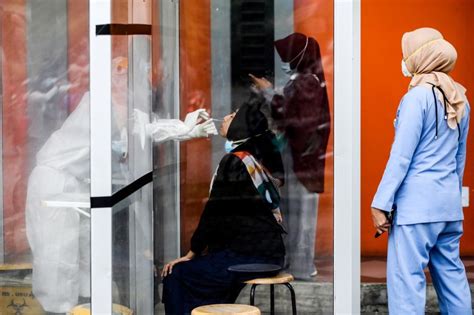 While vaccine doses remain relatively scarce globally, most countries have focused their early vaccination efforts on priority groups like the clinically vulnerable; Tin mới: Đằng sau việc Indonesia ưu tiên tiêm ngừa COVID ...
