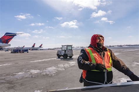 Aircraft Load Agent in winter conditions at Minneapolis-St. Paul