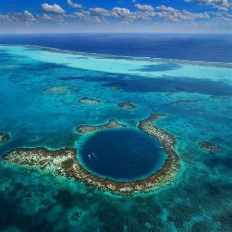 The great blue hole is actually a submarine sinkhole in the centre of lighthouse reef. Il Great Blue Hole del Belize raccontato su Discovery ...