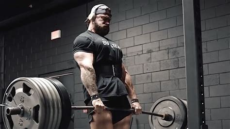 Chris Bumstead Uses Mind Muscle Connection To Build A Dense Muscular