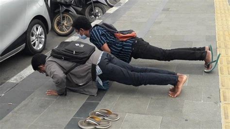 Tak Pakai Helm Saat Ke Kampus 2 Mahasiswa Di Bogor Diukum Push Up