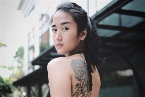 gaya seksi artis cewek indonesia pamer tato di tubuh salfok