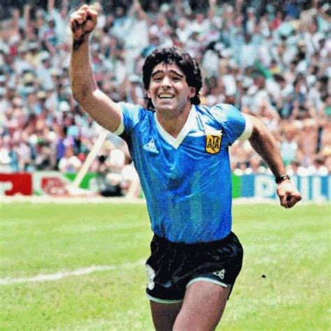 pictures of a soccer legend diego armando maradona el pibe de oro best football players