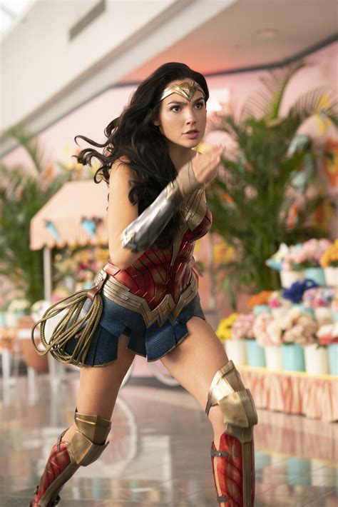 Wonder Woman 1984 7 Hi Res Stills Of Cheetah Diana In Golden Armor And More Pursue News