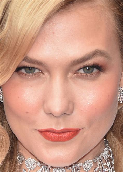Close Up Of Karlie Kloss At The 2017 Oscars Celebrity Makeup Looks
