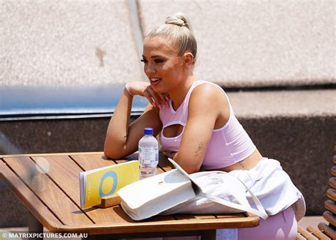 Tammy Hembrow Fights Off Feathered Foes As She Digs Into Seafood At Sydneys Opera Bar The Wash