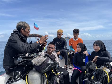 building marine conservation leaders in semporna islands in the district of © borneo echo
