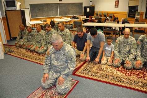 Muslim Soldiers Battle Buddies Learn About Ramadan Article The
